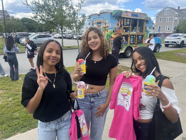 3 New Freshmen Enjoying The Kona Snow Cone Truck